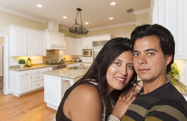 Casal hispânico dentro da cozinha personalizada Interior — Fotografia de Stock