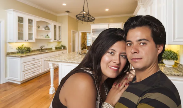 Casal hispânico dentro da cozinha personalizada Interior — Fotografia de Stock