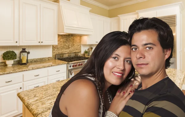 Pareja hispana dentro personalizado cocina interior — Foto de Stock