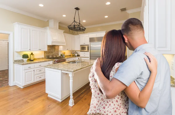 Giovane coppia militare di speranza guardando cucina personalizzata — Foto Stock
