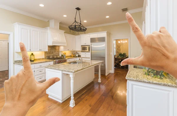 Handen Framing een mooie aangepaste keuken — Stockfoto