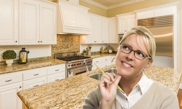 Mujer soñando despierto con lápiz dentro hermosa cocina personalizada —  Fotos de Stock