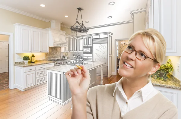 Mulher com lápis sobre desenho de cozinha personalizado e combinação de fotos — Fotografia de Stock