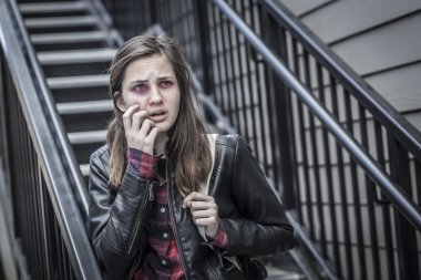 Genç morluk ve sırt çantası merdiven üzerinde kızla korkuttu