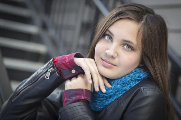 Retrato de Pretty Young Girl Tiempo Chaqueta de cuero —  Fotos de Stock