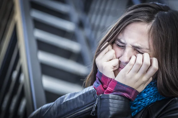 Young gråtande tonåring i åldern flicka på trappan — Stockfoto