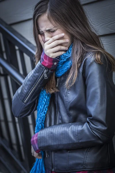 Młody płacz nastolatek w wieku dziewczyna na schody — Zdjęcie stockowe