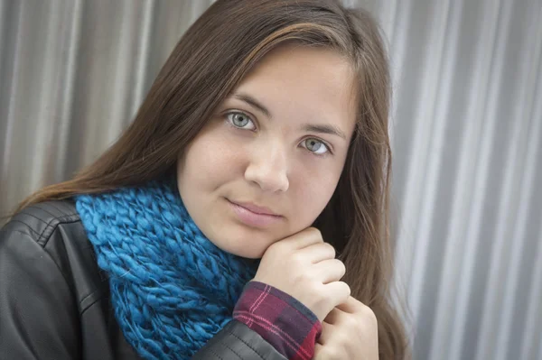 Ritratto di giovane ragazza dagli occhi azzurri — Foto Stock