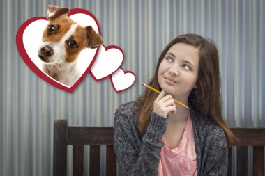 Hayalifener kızın yanında köpek içinde yüzen kupa