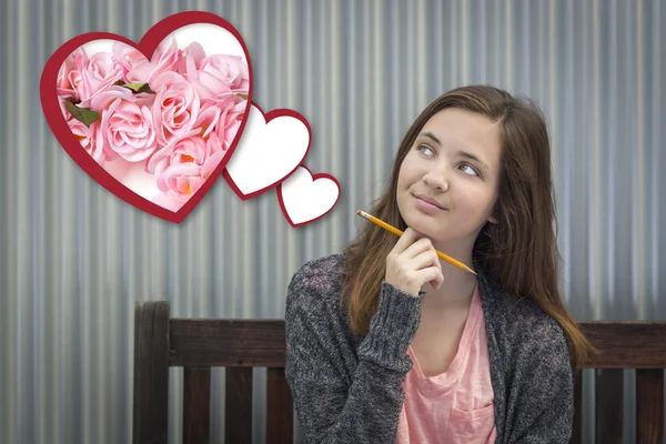 Chica soñando despierto junto a corazones flotantes con rosas rosadas —  Fotos de Stock