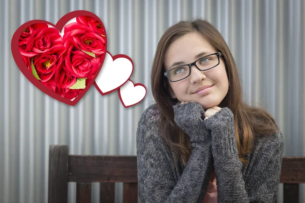 Chica soñando despierto junto a corazones flotantes con rosas rojas —  Fotos de Stock