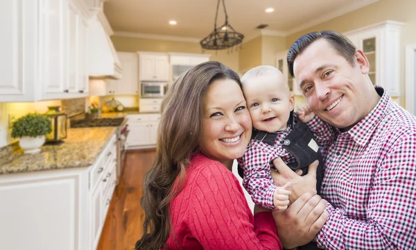 Joven familia dentro de hermosa cocina personalizada — Foto de Stock