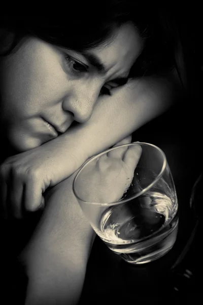 Пьяная женщина с грустным выражением — стоковое фото