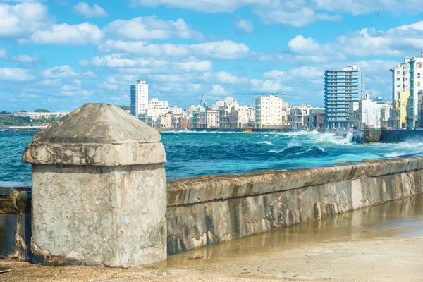 La ligne d'horizon de La Havane et la célèbre digue de Malecon — Photo