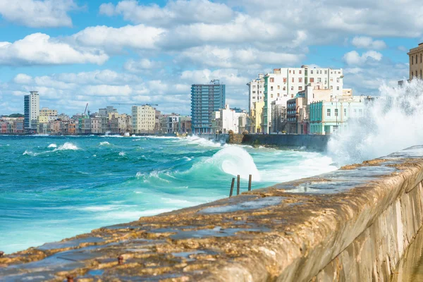 De skyline van Havana met grote golven op zee — Stockfoto