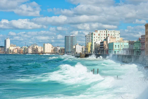 La ligne d'horizon de La Havane avec de grandes vagues sur la mer — Photo