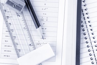 Okul gereçleri ve mavi bir renk ile bir matematik kitabı