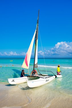 Turistler, Varadero güzel plaj Küba'da yelken