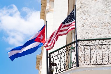 Küba ve Amerikan bayrakları birlikte Havana'da bir balkonda