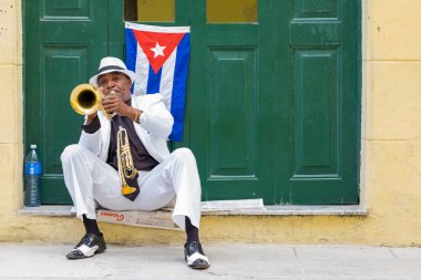 Trompet çalmaya Eski Havana'da Küba müzisyen