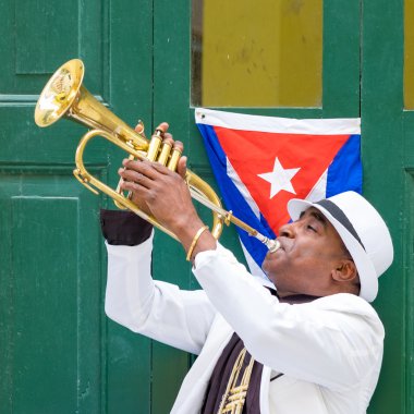 Trompet çalmaya Eski Havana'da Küba müzisyen