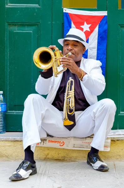 Κουβανούς μουσικός που παίζει την τρομπέτα στην Παλιά Αβάνα — Φωτογραφία Αρχείου