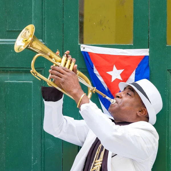 Kubanischer Musiker spielt Trompete im alten Havanna — Stockfoto