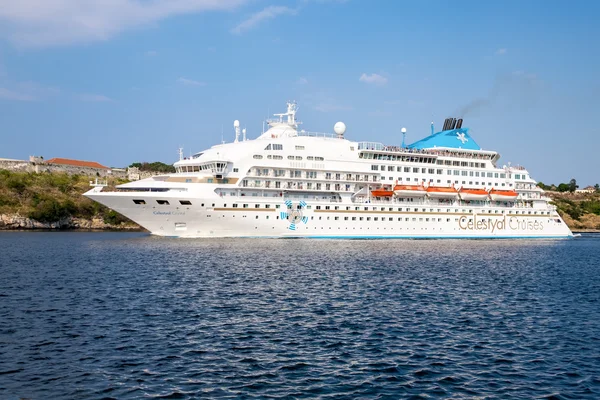 Modern cruise ship carrying tourists at the port of Havana — Stock Photo, Image