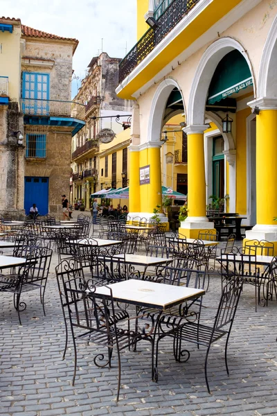 Outdoor cafe in historic Old Havana — Stock Photo, Image