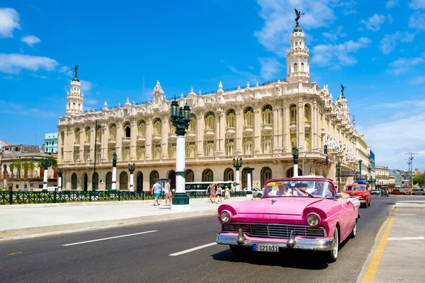 Classic vintage car next to the beautiful Great Theater of Havan — Stock Photo, Image