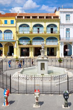 Eski Havana'da renkli sömürge mimarisi