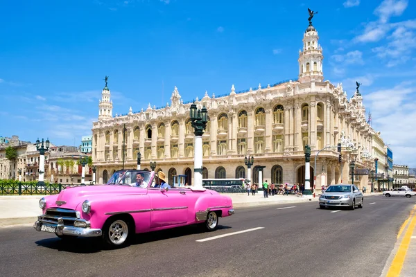 Klasyczne rocznika samochodu obok piękny wielki teatr Havan — Zdjęcie stockowe