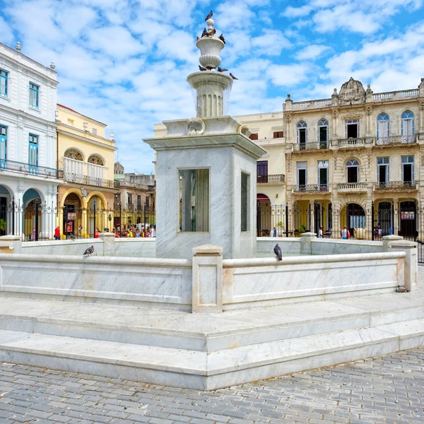 Fonte de mármore com pombos em Havana Velha — Fotografia de Stock