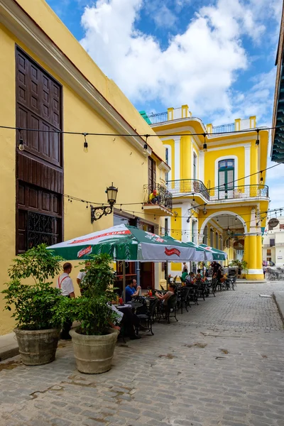 Tarihi Eski Havana'da açık kafe — Stok fotoğraf