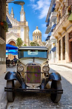 Arnavut kaldırımlı Eski Havana'da sokak içinde klasik otomobil