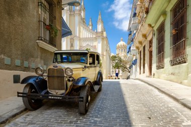Arnavut kaldırımlı Eski Havana'da sokak içinde klasik otomobil