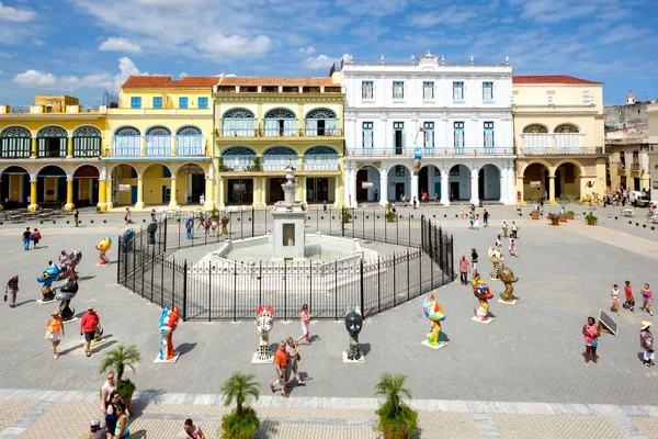 Turistas y cubanos en la Plaza Vieja de La Habana Vieja — Foto de Stock