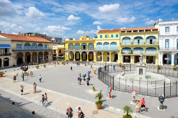 Turistas e cubanos na Praça Velha em Havana Velha — Fotografia de Stock