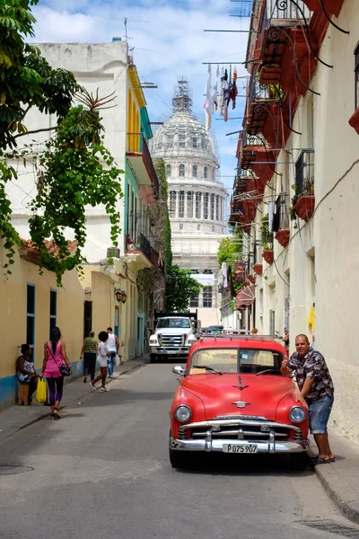La Habana Vieja con un coche de época y el Capitolio —  Fotos de Stock