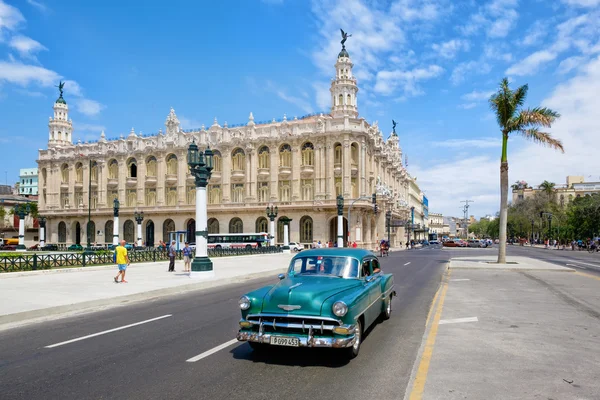 Vntage αυτοκινήτου δίπλα από το μεγάλο Θέατρο του Havan — Φωτογραφία Αρχείου