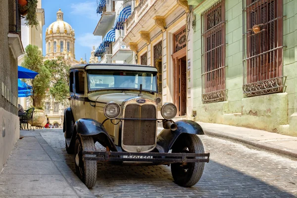 Arnavut kaldırımlı Eski Havana'da sokak içinde klasik otomobil — Stok fotoğraf