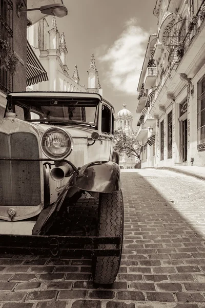 Antieke Amerikaanse auto in Havana afgebeeld in het sepia — Stockfoto