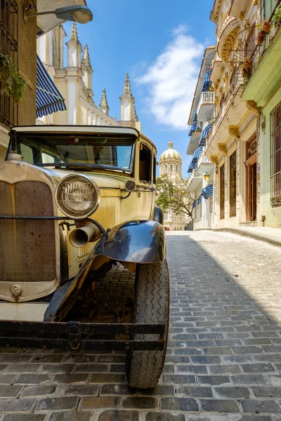 Κλασικό αυτοκίνητο σε έναν ήσυχο λιθόστρωτο δρόμο στην Παλιά Αβάνα — Φωτογραφία Αρχείου