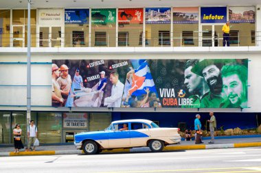 Bir Pano Havana'da devrimci sloganlar yanındaki eski araba