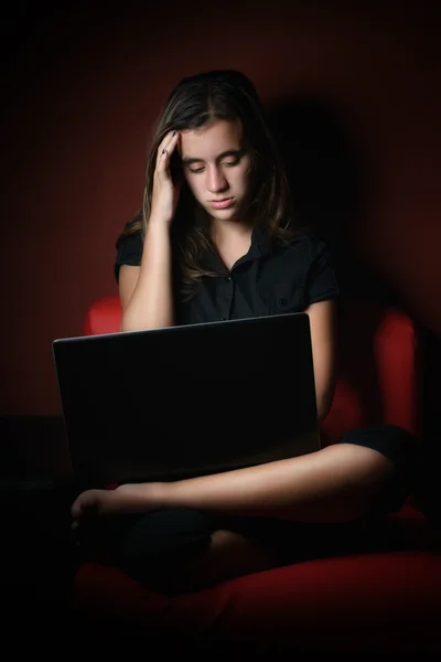 Chica adolescente estresada y agotada trabajando en una computadora portátil — Foto de Stock