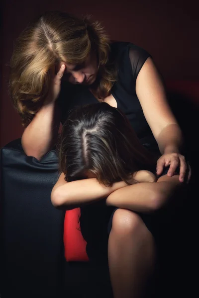 лежит на коленях у мужчины. спит на коленях. сидит на коленях у мамы. девочка на коленях у мамы. лежать на коленках у парня.