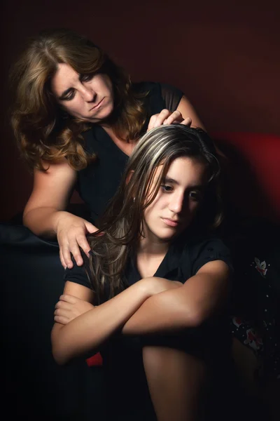 Triste adolescente ragazza e sua madre preoccupata — Foto Stock