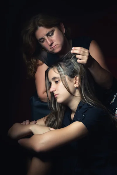 Triste adolescente menina e sua mãe preocupada — Fotografia de Stock