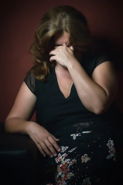 Gråtande ledsen kvinna ensam i mörkret — Stockfoto