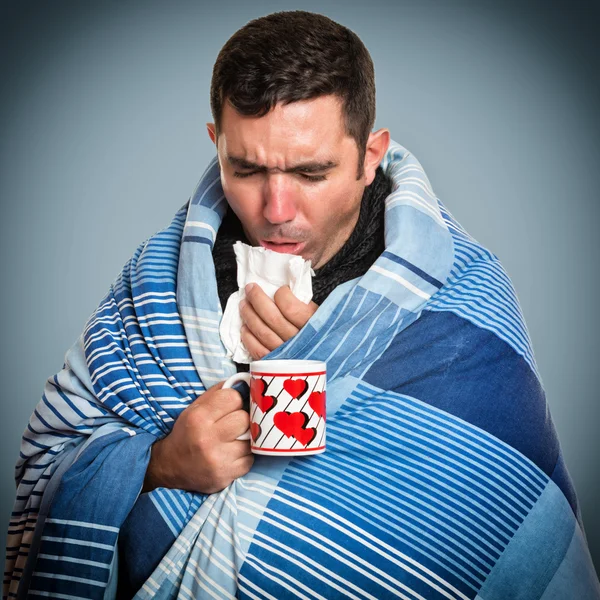 Hombre enfermo tosiendo y sosteniendo una taza de té caliente —  Fotos de Stock